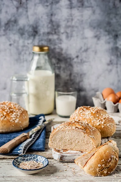 Pão branco com aveia laminada — Fotografia de Stock