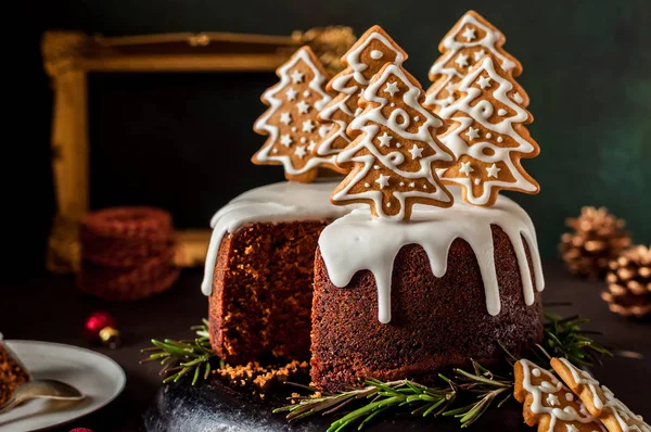 Gingerbread Cake Decorated with Biscuits — Stock Photo, Image