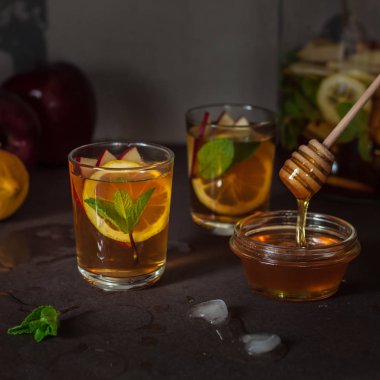 Elma, Limon ve Nane Buzlu Çay