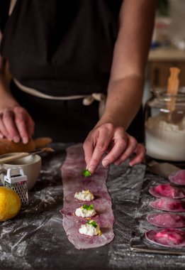 Peynirli Pancar Mantısı Yapımı