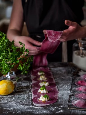 Peynirli Pancar Mantısı Yapımı