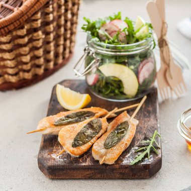 Elma Roket Salatası ile Tavuk Şişler