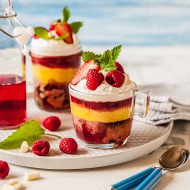 Meyve kek, jöle ve Berry Bireysel Trifles