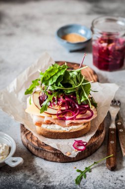 Jambon ve Pickeled Kırmızı Soğan Açık Sandviç