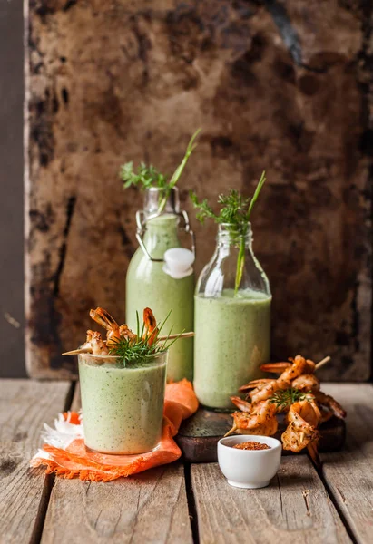 Охолоджений суп з огірків з креветками — стокове фото
