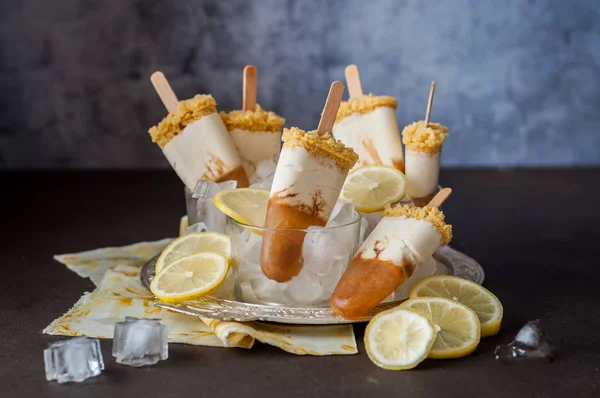 Tarta de queso helado con limón Popsicles — Foto de Stock