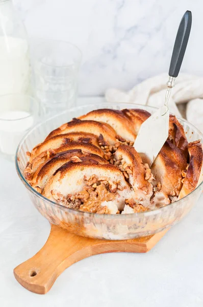 Ореховый хлеб и масляный пудинг — стоковое фото