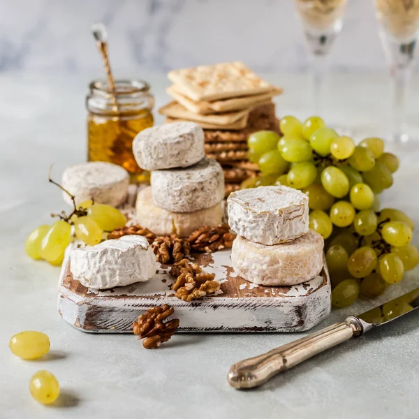 Variété de fromages français dans un garde-manger poussiéreux — Photo