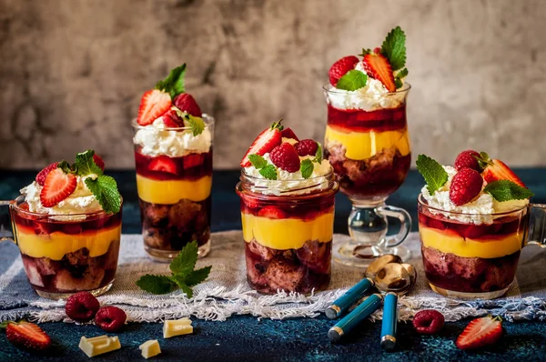 Bolo de frutas, geléia e bagas ninharias individuais — Fotografia de Stock