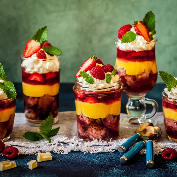 Torta de frutas, jalea y baya bagatelas individuales — Foto de Stock