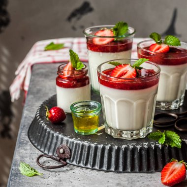 Çilekli Yoğurtlu Panna Cotta