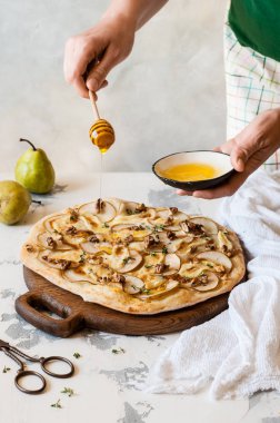 Bal ile Kadın Drizzling Armut Pizza