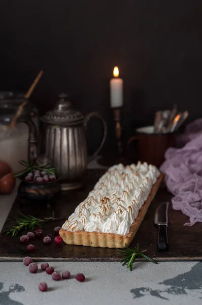 Клюквенный пирог с безе — стоковое фото