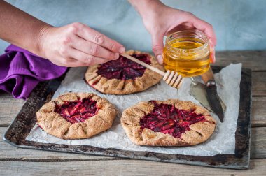 Bal ile Kepekli Erik Galettes