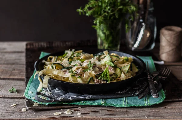 Fettuccine Alfredo se Zucchini — Stock fotografie