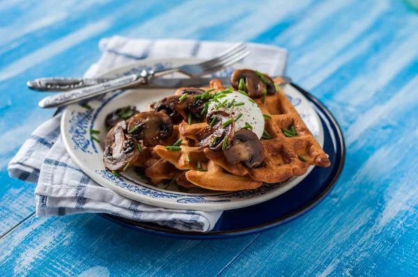 Kartoffelwaffeln mit Pilzen — Stockfoto