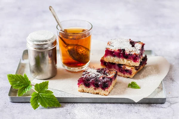 Black Currant Slice with a Glass of Tea — Stock Photo, Image