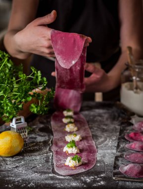 Peynirli Pancar Mantısı Yapımı