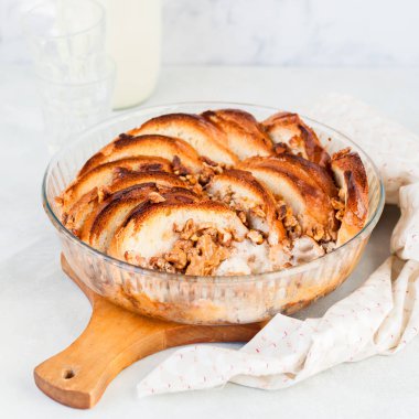 Cevizli Ekmek ve Tereyağı Puding