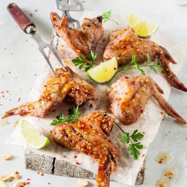 Yapışkan Soslu Kavrulmuş Tavuk Kanatları