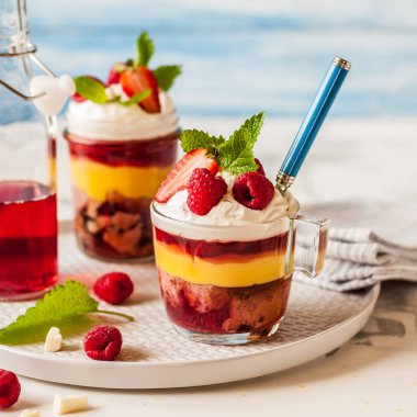 Meyve kek, jöle ve Berry Bireysel Trifles