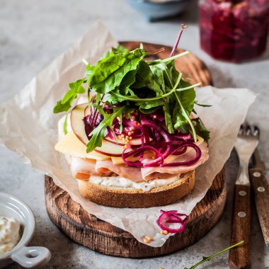 Jambon ve Pickeled Kırmızı Soğan Açık Sandviç