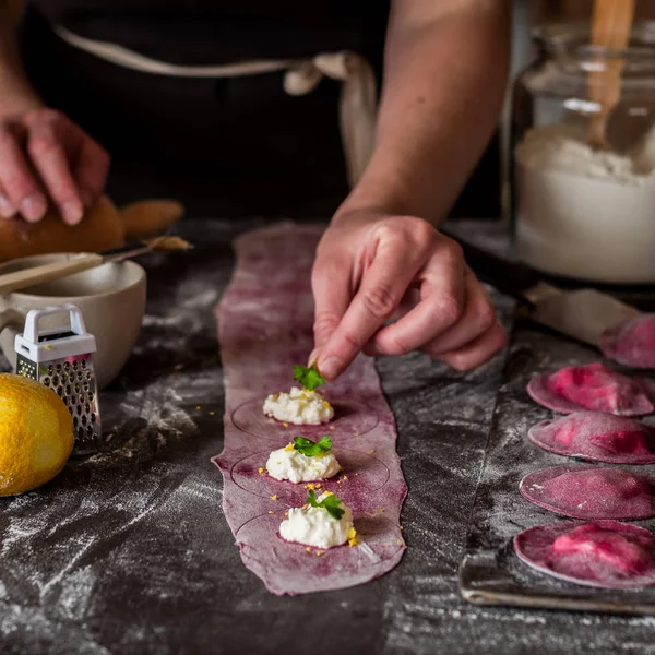 Peynirli Pancar Mantısı Yapımı