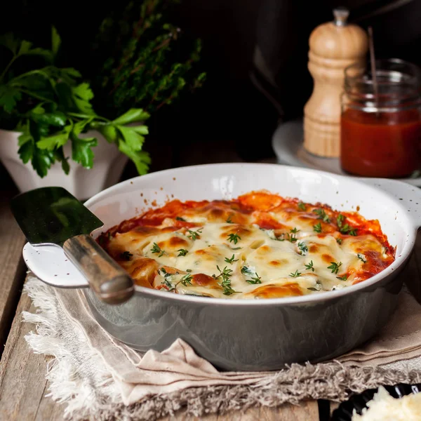 Conchiglioni rellenos al horno con tomate —  Fotos de Stock