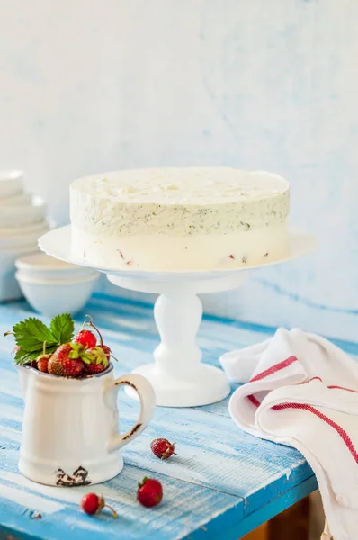 Gâteau à la crème glacée aux fraises et basilic — Photo