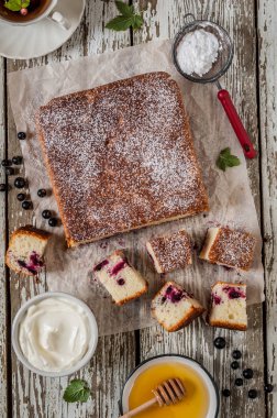 Dilimlenmiş Frenk Üzümlü Kek 