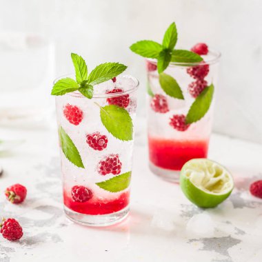 Fizzy Ahududu Kokteyl