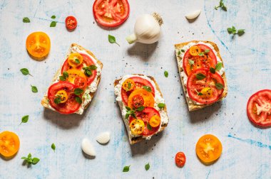 Taze Domates ve Fesleğen Bruschetta