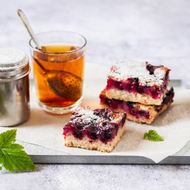 Bir Bardak Çay ile Siyah Frenk Üzümü Dilimi