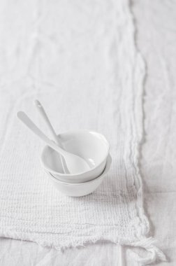 Beyaz Arka Plan üzerinde Kase ler ve Çay Kaşığı