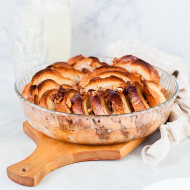 Cevizli Ekmek ve Tereyağı Puding