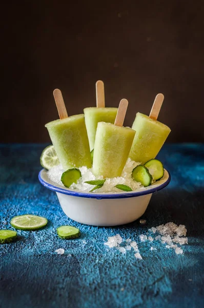 Cucumber and Lime Ice Pops — Stock Photo, Image