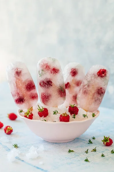 Soda, Raspberry and Thyme Ice Pops — Stock Photo, Image