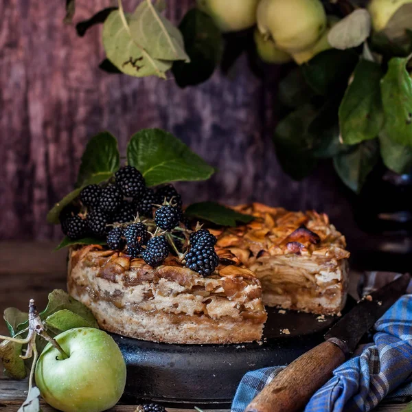 Sliced Rustic Apple Pie — Stock Photo, Image