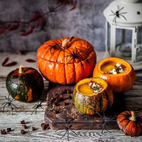 Halloween Zupa krem w Hollowed Pumpkins — Zdjęcie stockowe