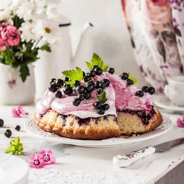 Blackberry Cake with Marshmallow Topping — Stock Photo, Image