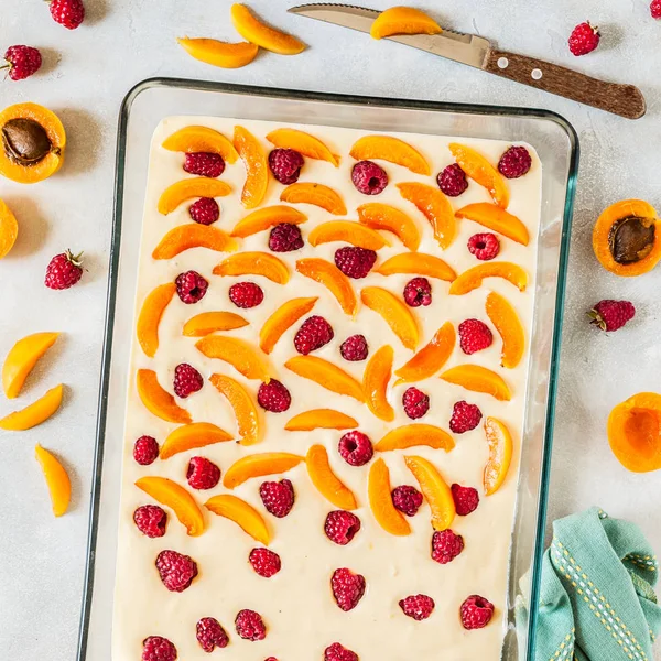 Сирі абрикоси і малиновий Чізкейк — стокове фото