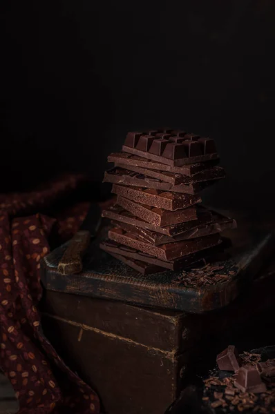 Una pila di blocchi di cioccolato, foto scura — Foto Stock