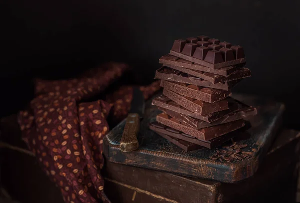 Una pila di blocchi di cioccolato, foto scura — Foto Stock