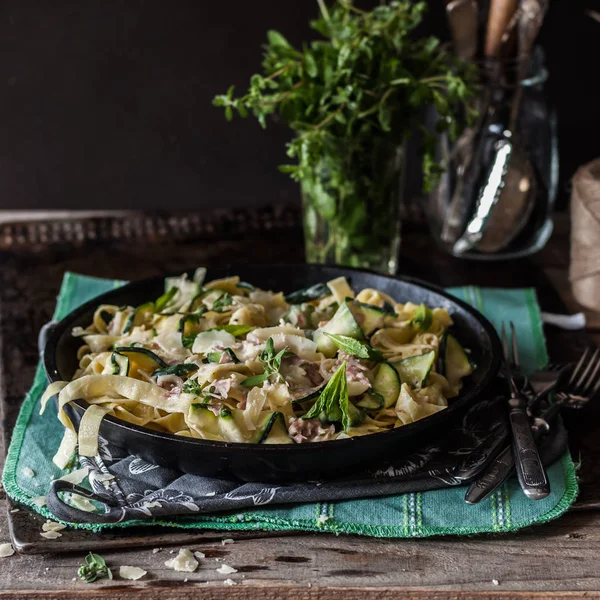 Fettuccine Alfredo se Zucchini — Stock fotografie