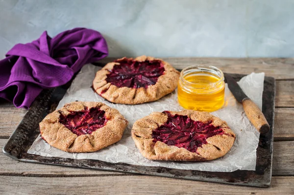 Graham plommon galettes med honung — Stockfoto