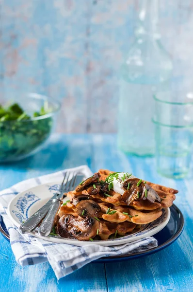 Aardappel wafels met champignons — Stockfoto
