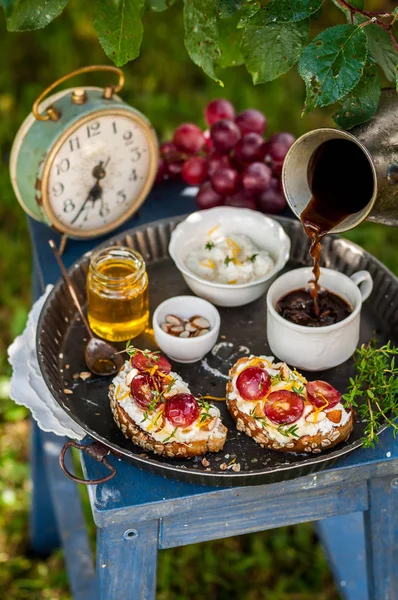 Bruschetta de uva servida para café da manhã — Fotografia de Stock