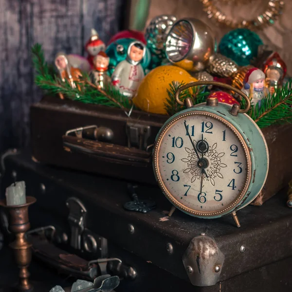 Retro klok, koffers, kerstboom decoraties — Stockfoto