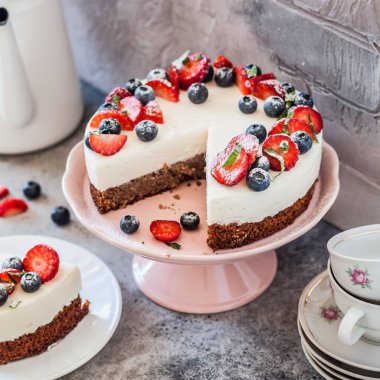 Dilimlenmiş No Bake Ricotta ve Taze Böğürtlenli Glütensiz Base Cheesecake, kare