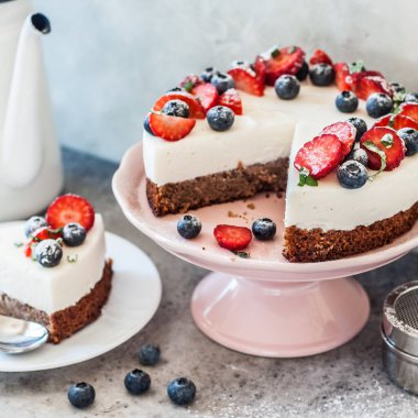 Dilimlenmiş No Bake Ricotta ve Taze Böğürtlenli Glütensiz Base Cheesecake, kare